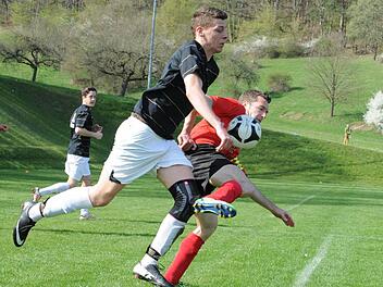 Ausgehebelt: Hausens Torschütze Patrick Häfner (links) vom Aschacher Tobias Gabel. Foto: Hopf