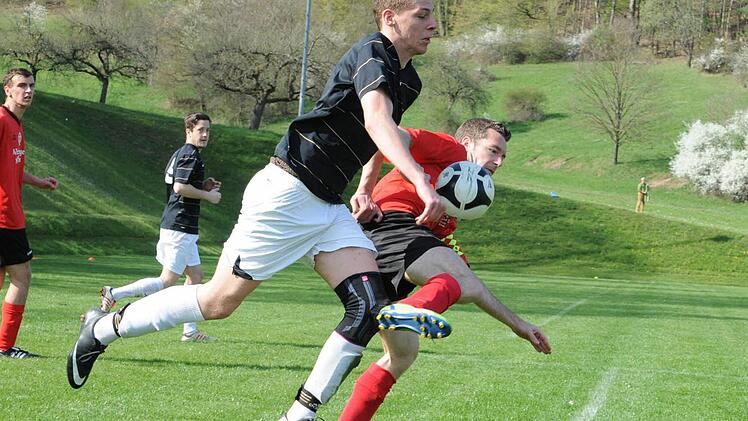 Ausgehebelt: Hausens Torschütze Patrick Häfner (links) vom Aschacher Tobias Gabel. Foto: Hopf