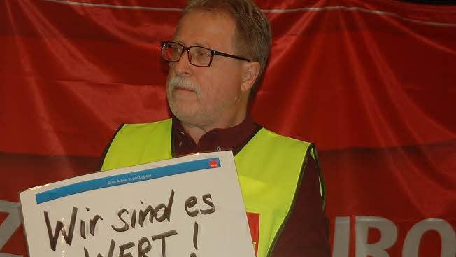 Mit Plakaten machen die Fernfahrer auf ihre Arbeitssituation aufmerksam. Foto: Gabi Arnold