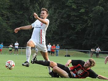 Bremsmanöver mit langem Bein: Reichenbachs Christopher Saal (rechts) gegen Würzburgs Liridon Vocaj. Foto: Hopf