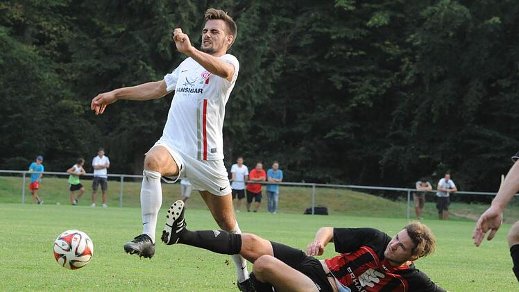 Bremsmanöver mit langem Bein: Reichenbachs Christopher Saal (rechts) gegen Würzburgs Liridon Vocaj. Foto: Hopf