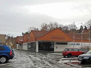 Blick auf das ehemalige Möbelhaus  Foto: Petra Malbrich