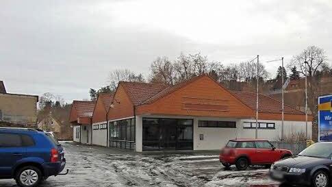 Blick auf das ehemalige Möbelhaus  Foto: Petra Malbrich