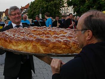 Eine der Disziplinen aus den vergangenen Jahren: Kuchenjonglieren.   Foto: Wilhelm Kraupner