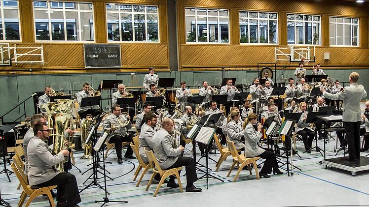 Impressionen vom Auftritt des Heeresmusikkorps Veitshöchheim in der Sporthalle der PestalozzischuleFoto: Jochen Berger