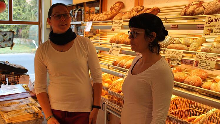 Die Bäckereifachverkäuferinnen Ivonne Hasselbacher (l.) und Sandra Röhner-Jahns leiden auch unter den Umleitungen. Foto: an