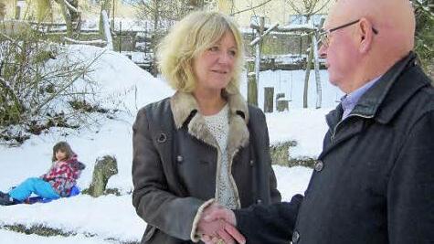 Im Namen der schwer traumatisierten Kinder im Kinderhaus "Sternstunden" (hinten) dankt Fachbereichsleiterin Edeltraud Dalhoff von der Geschwister-Gummi-Stiftung Gert Hühnlein für seine Geburtstagsspende von 1100 Euro.  Foto: Stephan Tiroch