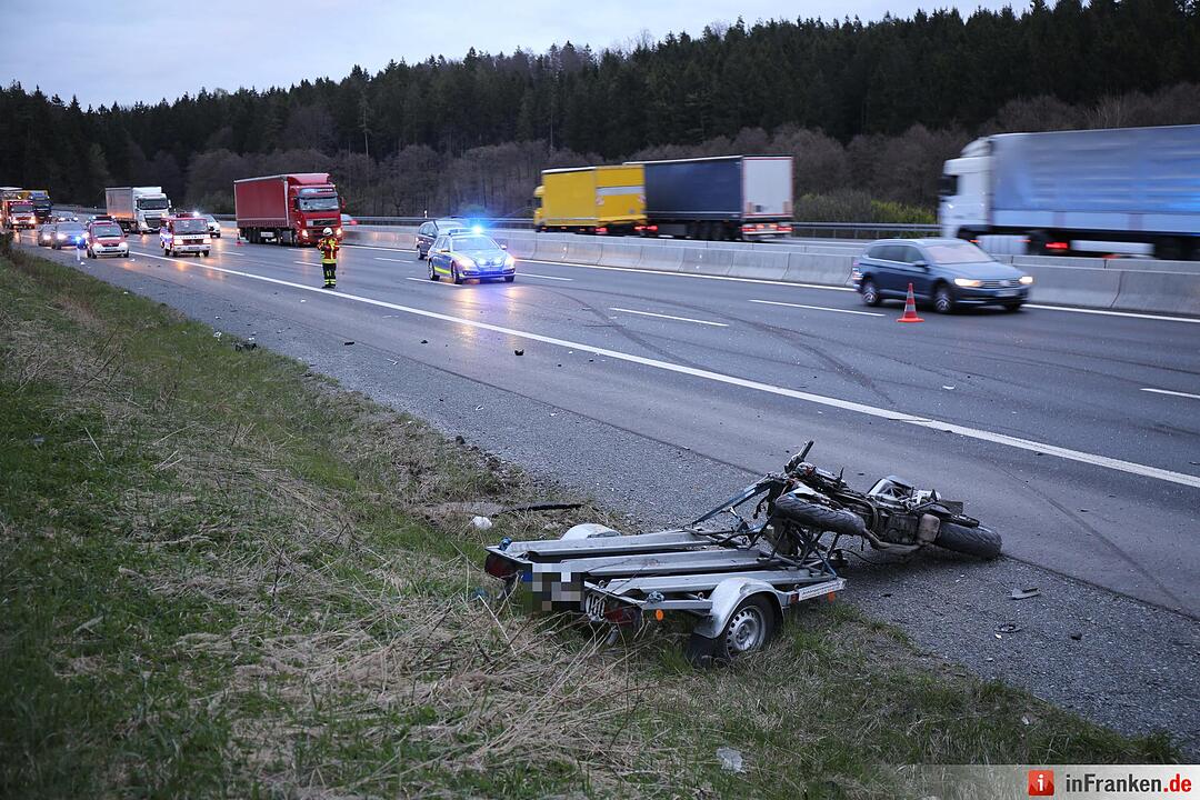 A9: 35-Jähriger verliert Kontrolle über sein Auto und kollidiert mit Anhängergespann