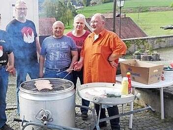 Die Burgwindheimer Bradwörschd-Freunde bei einer ihrer Aktionen. Foto: privat