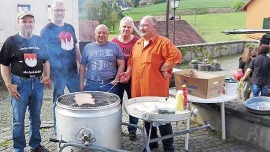 Die Burgwindheimer Bradwörschd-Freunde bei einer ihrer Aktionen. Foto: privat