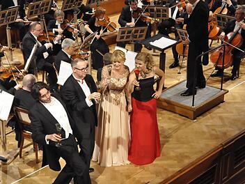 Die Akteure des Kissinger Operettenzaubers waren in diesem Jahr (von links) Patrick Rohbeck, Rodrigo Porras Garulo, Iva Simon und Lucie Kanková.  Foto: Peter Klopf