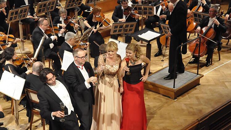 Die Akteure des Kissinger Operettenzaubers waren in diesem Jahr (von links) Patrick Rohbeck, Rodrigo Porras Garulo, Iva Simon und Lucie Kanková.  Foto: Peter Klopf