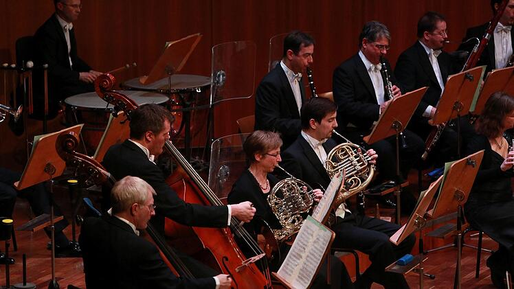 Bei der Beethoven-Gala im Coburger Kongresshaus begeisterte Alexander Lonquich gleich doppelt - als Pianist und als Dirigent des Philharmonischen Orchesters.Foto: Jochen Berger