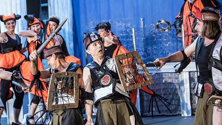 Happy End unter freiem Himmel: mit einer Musical-Version der Antiken Komödie "Lysistrata" gastierte der Fränkische Theatersommer in der Domäne Oeslau.Foto: Jochen Berger