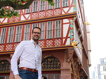 Stefan Falkenberg aus Aschach war Bauleiter der Firma "Schick" beim Groß-Projekt Dom-Römer-Areal. Unter anderem haben er und seine Kollegen an der "Goldenen Waage" neben dem Dom mitgebaut, die durch seine Steinmetz-Kunst, das Fachwerk und vergoldete Schmuckelemente ein Hingucker ist. Ralf Ruppert