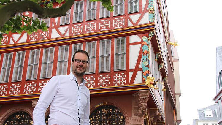 Stefan Falkenberg aus Aschach war Bauleiter der Firma "Schick" beim Groß-Projekt Dom-Römer-Areal. Unter anderem haben er und seine Kollegen an der "Goldenen Waage" neben dem Dom mitgebaut, die durch seine Steinmetz-Kunst, das Fachwerk und vergoldete Schmuckelemente ein Hingucker ist. Ralf Ruppert