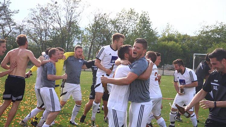 Nach dem feststehenden Aufstieg in die Kreisliga vollf&uuml;hrten die Rottersh&auml;user Spieler auf dem Fu&szlig;ball-Platz in Nordheim wilde Freudent&auml;nze. Foto: Ann Christin Helfrich