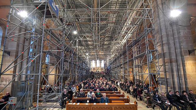 Ungewohntes Umfeld f&uuml;r die Gottesdienstbesucher: Das Hauptschiff des Domes ist aktuell einger&uuml;stet. Foto: Ronald Rinklef