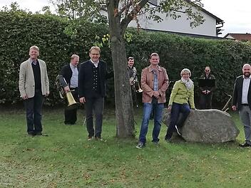 Die CSU feiert den 30. Jahrestag der deutschen Einheit in Tüschnitz, wo 1990 eine Einheitslinde gepflanzt und 2000 ein Gedenkstein aufgestellt worden war. F oto: privat