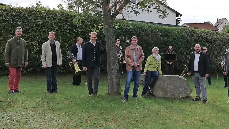 Die CSU feiert den 30. Jahrestag der deutschen Einheit in Tüschnitz, wo 1990 eine Einheitslinde gepflanzt und 2000 ein Gedenkstein aufgestellt worden war. F oto: privat