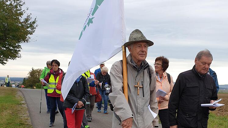 Auch Hammelburger nahmen an der diesjährigen Sportlerwallfahrt teil, hier sind sie auf dem Weg zum Kloster St. Ludwig zu sehen.  Foto: Rita Rudolph