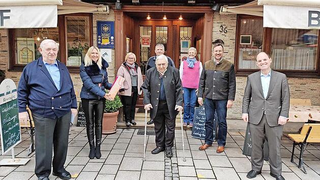Bei der Gratulation (v.&nbsp;l.): Walter Sieburg (Seniorenunion), MdB Silke Launert, Karin Dittrich (CSU-Ortsverband), Harald Dittrich (Ortsverband), Jubilar Franz Schmitt, Sigrid H&uuml;bschmann (Frauenunion), Rainer Schmeu&szlig;er (Ortsverband), MdL Michael Hofmann (Kreisvorsitzender)