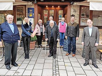 Bei der Gratulation (v. l.): Walter Sieburg (Seniorenunion), MdB Silke Launert, Karin Dittrich (CSU-Ortsverband), Harald Dittrich (Ortsverband), Jubilar Franz Schmitt, Sigrid Hübschmann (Frauenunion), Rainer Schmeußer (Ortsverband), MdL Michael Hofmann (Kreisvorsitzender)