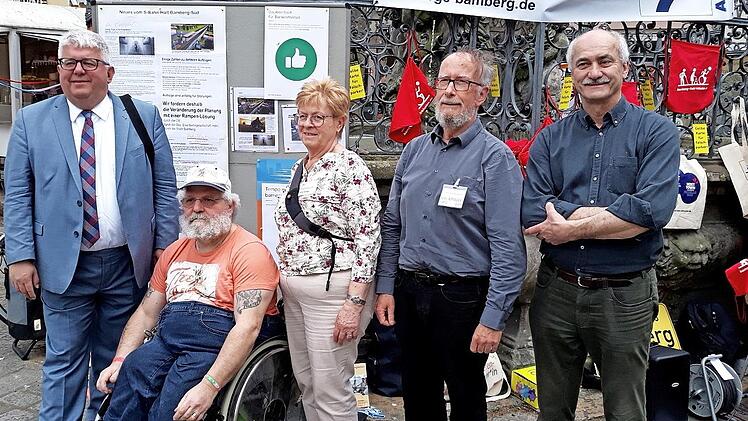 Warben am Gabelmann um Aufmerksamkeit: (v. li.) Wolfgang Metzner und der Vereinsvorstand mit Vorsitzendem Rudi Zahn, Stellvertreterin Ulrike Verleger, Schriftführer Volker Hoffmann und Kassenwart Albin Zeck.