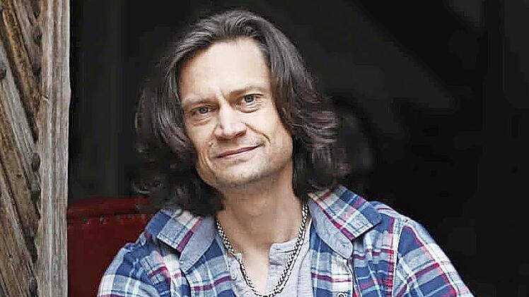 Matthias Zapf interpretiert Songs mit Gitarre und einer ausdrucksvollen Stimme.