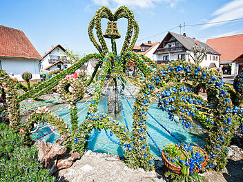 Der Weltrekord-Osterbrunnen in Bieberbach mit tausenden bunten Eiern