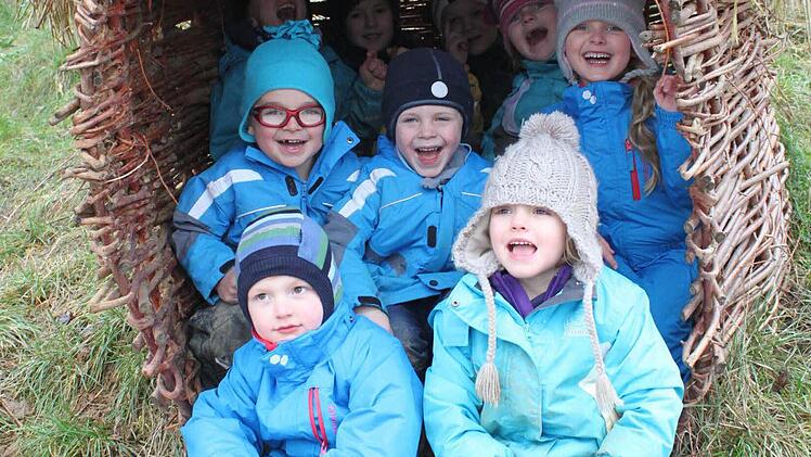 Die stolzen Bauherren ihrer eigenen Lehmhütte.