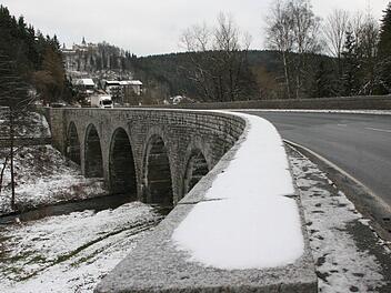 Der Stadtrat Ludwigsstadt informierte sich über die Instandsetzung der Ewigen Brücke. Foto. Veronika Schadeck