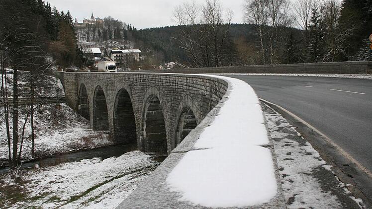 Der Stadtrat Ludwigsstadt informierte sich über die Instandsetzung der Ewigen Brücke. Foto. Veronika Schadeck
