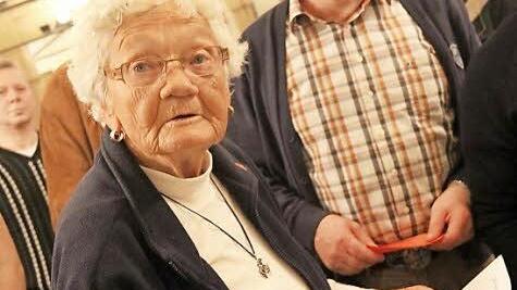Unterstützung für Andreas Hügerich gab es auch von der ältesten Wahlberechtigten, Ruth Müller (93), ...