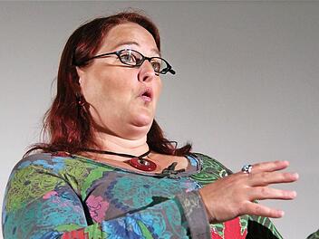 Überzeugte mit bissig-bösem Kabarett: Anny Hartmann in der Hammelburger Markthalle. Fotos: Gerd Schaar