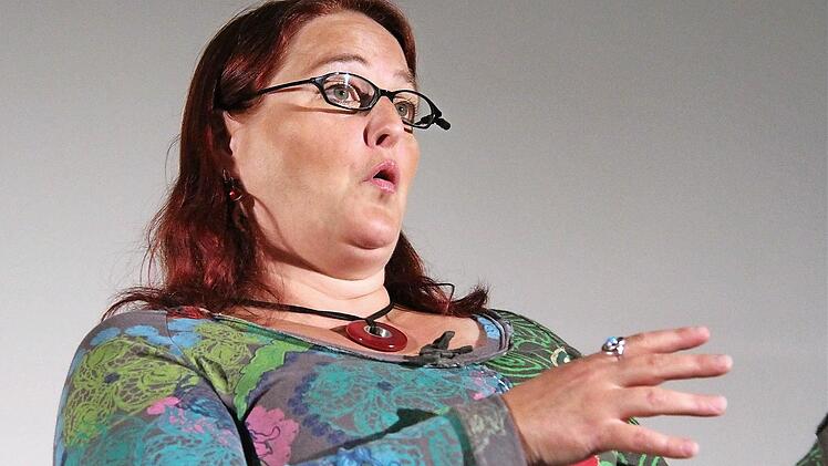 Überzeugte mit bissig-bösem Kabarett: Anny Hartmann in der Hammelburger Markthalle. Fotos: Gerd Schaar