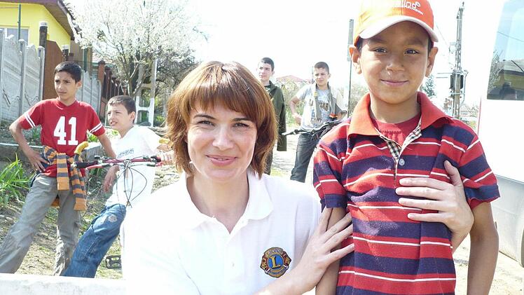 Vor allem Kinder sind die Nutznießer des Rumänien-Hilfsprojekts, das Julia Fröhlich im Lions-Club Haßberge organisiert. Das Bild entstand bei einem ihrer Aufenthalte dort, denn sie kümmert sich mit anderen Clubmitgliedern auch persönlich darum, dass die Hilfe direkt ankommt.