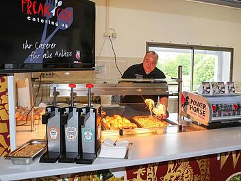 Thomas Stenglein verkauft in der Halle unter anderem Hot-Dogs und Wok-Nudeln. Fotos: Rieger Press