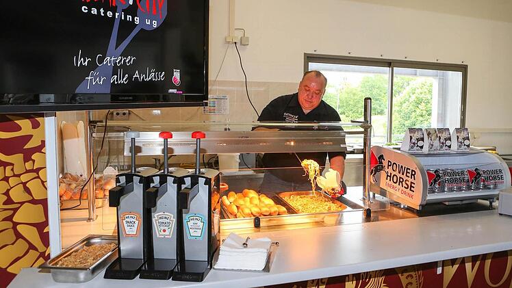 Thomas Stenglein verkauft in der Halle unter anderem Hot-Dogs und Wok-Nudeln. Fotos: Rieger Press