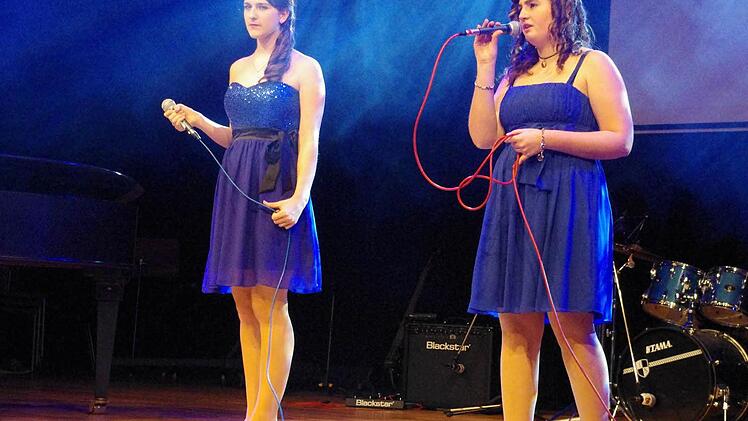 Das Gesangsduo (von links) Lisa Jacobi und Caterina de Simon sang "Impossible". Fotos: Heike Schülein