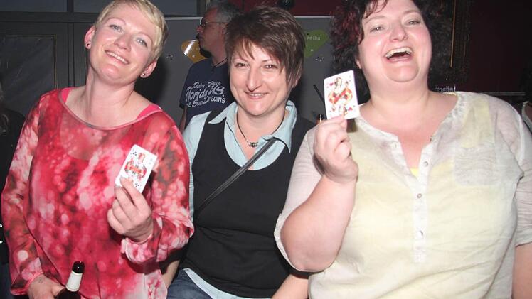 Angelika, Ute und Dagmar (von links) sind aus Neugier ins "Schlössla" gekommen: "Es ist lustig, aber uns hat noch keiner angesprochen." Foto: Sonja Adam