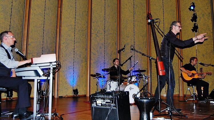 Joe Greiner (Piano; von links), Andy Sack (Schlagzeug), Markus Burucker (Bass) und Namensgeber Andi Huebner (Gitarre) bilden die Band Huebnotix aus Bayreuth. Fotos: Sigismund von Dobschütz