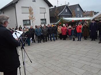 Bürgermeister Hans Pietz begrüßt auf dem neu gestalteten Marktplatz die Gäste.  Foto: Karl-Heinz Hofmann