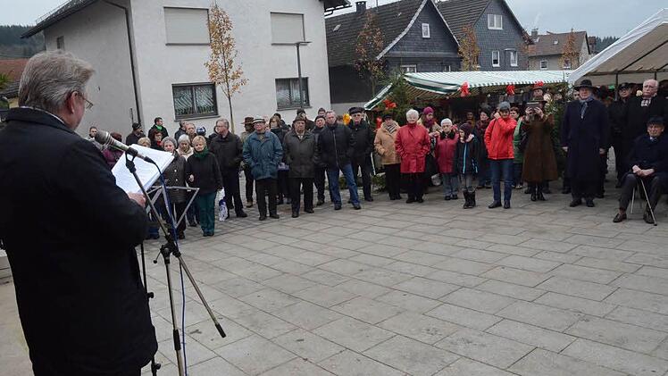 Bürgermeister Hans Pietz begrüßt auf dem neu gestalteten Marktplatz die Gäste.  Foto: Karl-Heinz Hofmann