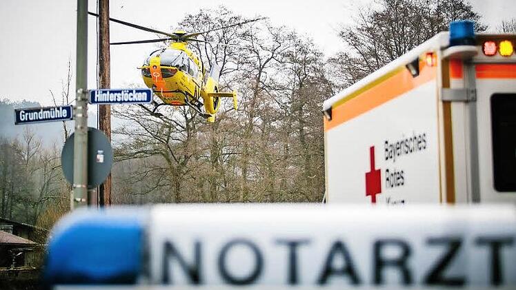 Am Donnerstagnachmittag verunglückte ein 49-Jähriger Motorradfahrer in Fischbach. Polizei und Rettungskräfte sicherten die Unfallstelle. Ein Notarzt, der mit dem Hubschrauber kam, konnte nur noch den Tod des Mannes aus dem Kreis Kronach feststellen. Fotos: Hendrik Steffens