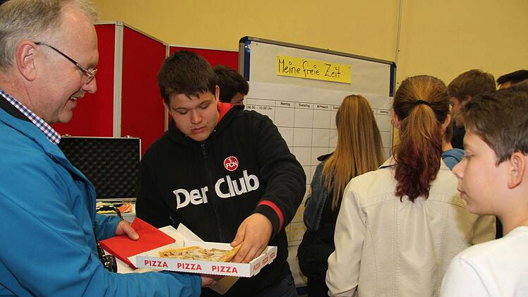 Pizza für alle - Bürgermeister Hans Tischhöfer verteilte die Pizza persönlich und bekam seine erste Lektion: Pizza mit Zwiebel ins uncool, deshalb wurde in der zweiten Runde Pizza ohne Zwiebeln bestellt. Foto: Sonja Adam