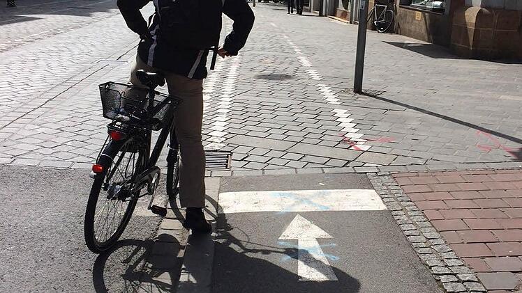 Ende eines bekannten Radwegs. Die bisherige Fahrradspur soll dem Gehweg zugeschlagen werden.  Foto: M. Wehner