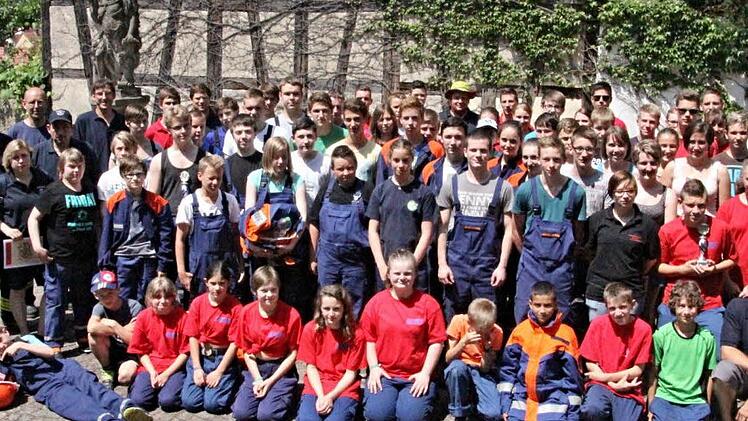 Gut drei Stunden bei Übungen geschwitzt. Die Teilnehmer des Tages der Jugend aus dem Landkreis Haßberge mit (links) Kreisbrandinspektor Thomas Habermann und (rechts) Kreisjugendwart Johannes Krines.  Foto: Helmut Will