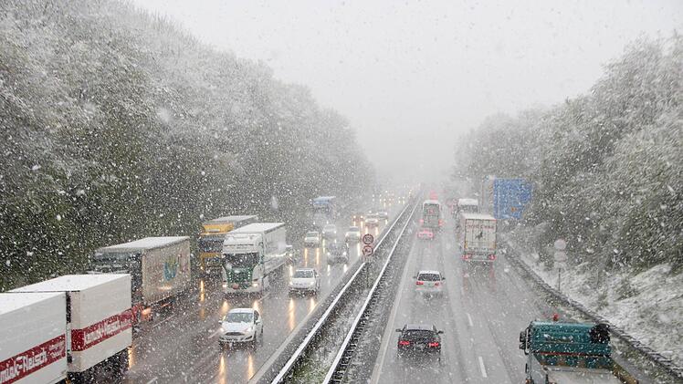 Es h&auml;tte Franken schlimmer treffen k&ouml;nnen: In teilen Bayerns sind die Stra&szlig;en spiegelglatt. Doch auch in Franken wird der Mittwoch ungem&uuml;tlich. Symbolbild: Bj&ouml;rn Fix/dpa