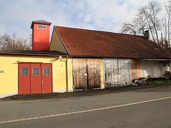 Hier soll für die Kleukheimer Vereine  eine Lagermöglichkeit entstehen. Davor ist auf der Staatsstraße eine Querungshilfe vorgesehen.   Gerda Völk